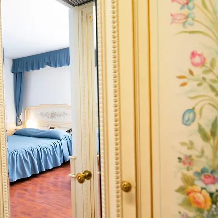 Melas Hotel Мерате